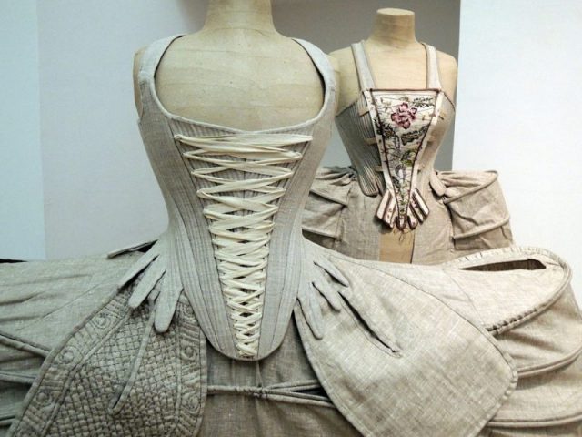18th-century dress (MKhT school-studio’s replica) Photo:Shakko CC BY-SA 3.0