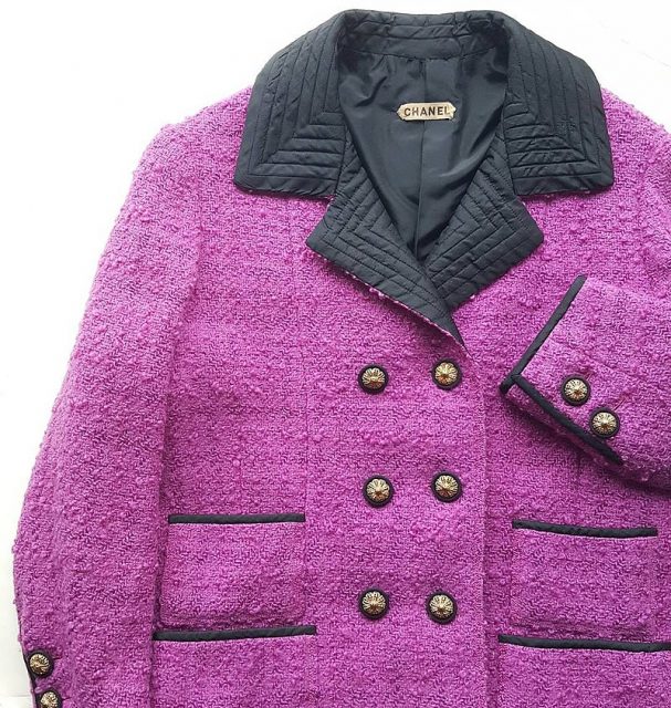 Chanel Haute Couture jacket, F/W 1961. Jacqueline Kennedy’s pink Chanel suit was a line-to-line copy made by Chez Ninon in New York based on the original design. This is an original haute couture jacket made by Coco Chanel in Paris. Adnan Ege Kutay Collection. Titit – CC BY-SA 4.0