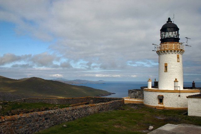 Barra Head Lighthouse with the islands of Mingulay, Pabbay, Sandray and Barra, Outer Hebrides, Scotland Photo:Bob JonesCC BY-SA 2.0