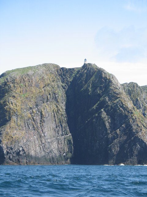 The lighthouse atop the cliffs of Sloc na Bèiste Photo:Tony Kinghorn CC BY-SA 2.0