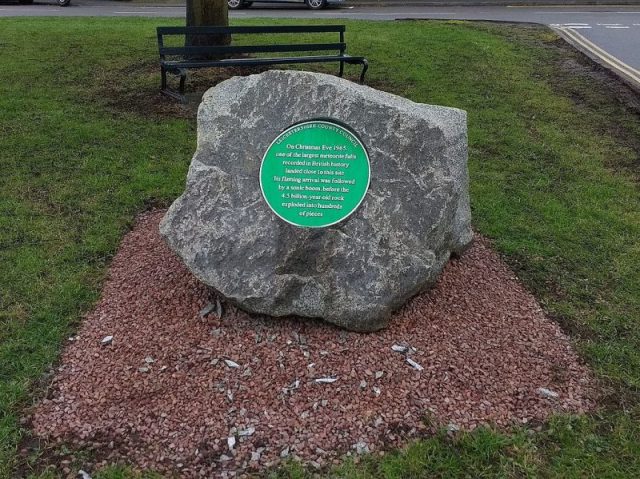 Barwell Meteorite Green Plaque, situated in the southern part of the village, close to the original meteorite fall Photo: LlamaBear – CC BY-SA 4.0