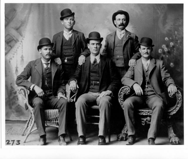 Harry A. Longabaugh, alias the Sundance Kid, Ben Kilpatrick, alias the Tall Texan, Robert Leroy Parker, alias Butch Cassidy; Standing: Will Carver & Harvey Logan, alias Kid Curry; Fort Worth, Texas, 1900.