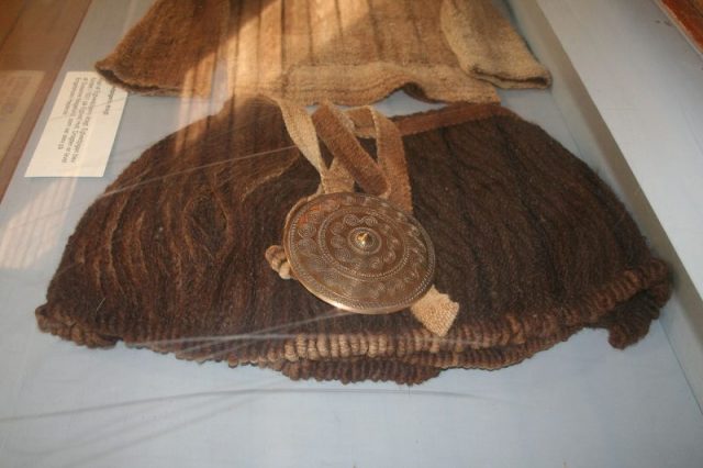 The girl’s skirt belted with a bronze plate disc which historians have linked with a Scandinavian sun cult, Photo: Einsamer Schütze – Own work, CC BY-SA 3.0