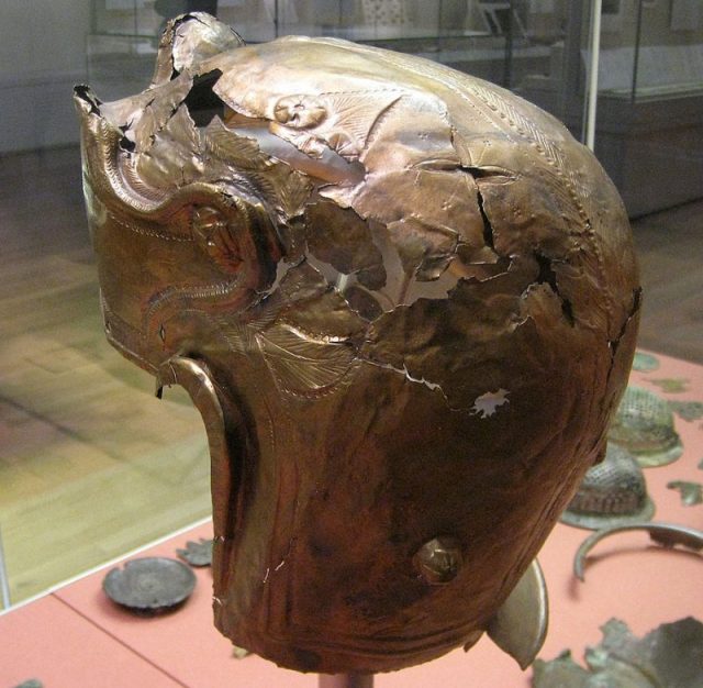 The rear-left view of the helmet, also showing some ruptures, Photo: Prioryman, CC BY-SA 3.0