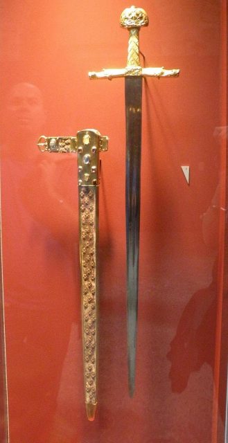 Joyeuse exhibited with its 13th century sheath at the Musée de Cluny in 2012. Photo Chatsam – CC BY-SA 3.0