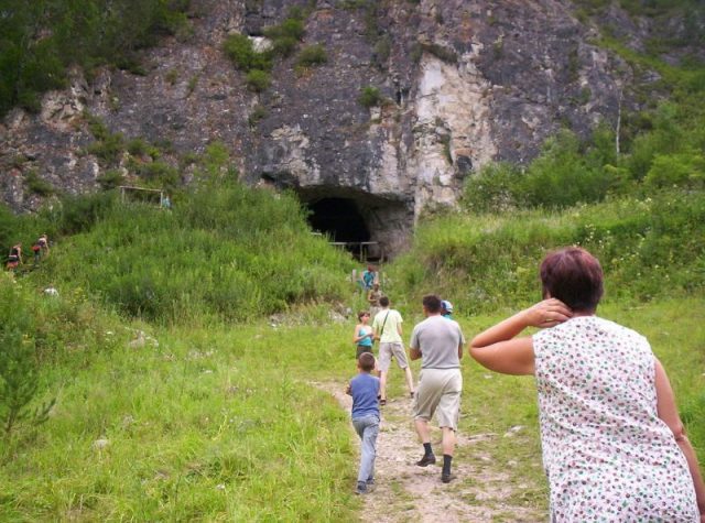Tourists in front of the Denisova Cave, where “X woman” was found. Photo:ЧуваевНиколай CC BY-SA 3.0