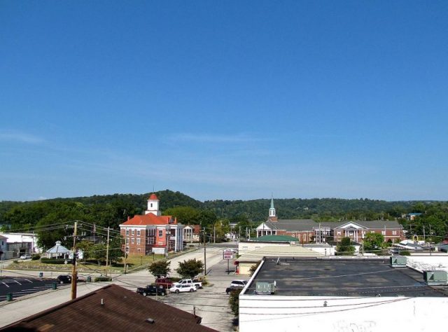 Kingston, Tennessee, United States, viewed from 4th Street. The Old Courthouse is left of center. Photo: Brian Stansberry – CC BY 4.0