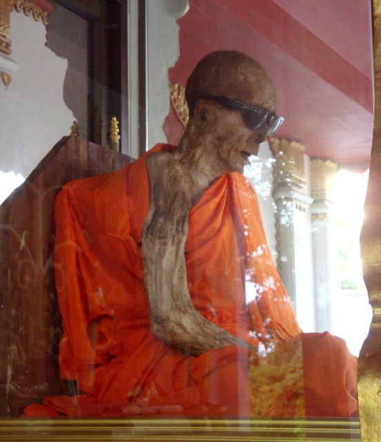 Luang Phor Daeng Payasilo, the mumified monk, at Wat Khunaram, Ko Samui, southern Thailand. Photo:Per Meistrup CC BY-SA 3.0