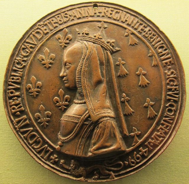 A medal made in celebration of Anne staying in Lyon in 1499. Photo: Sailko CC BY-SA 3.0