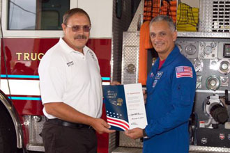 Ralph Brown receives the Silver Snoopy Award from Astronaut Danny Olivas.
