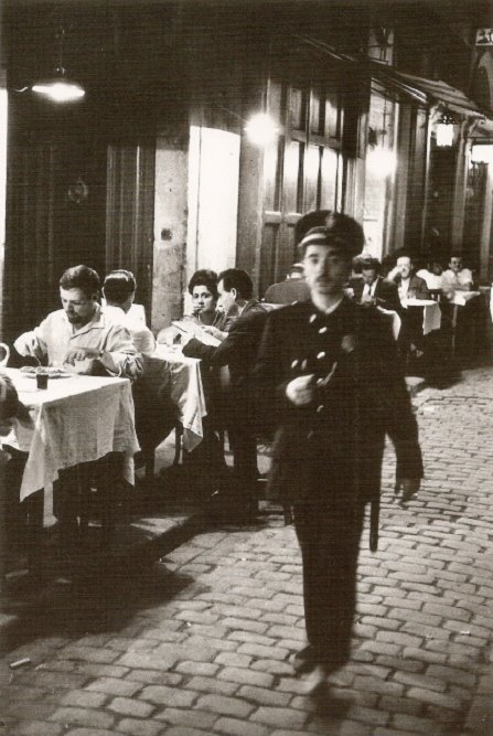 sereno delante del restaurante los caracoles 1962