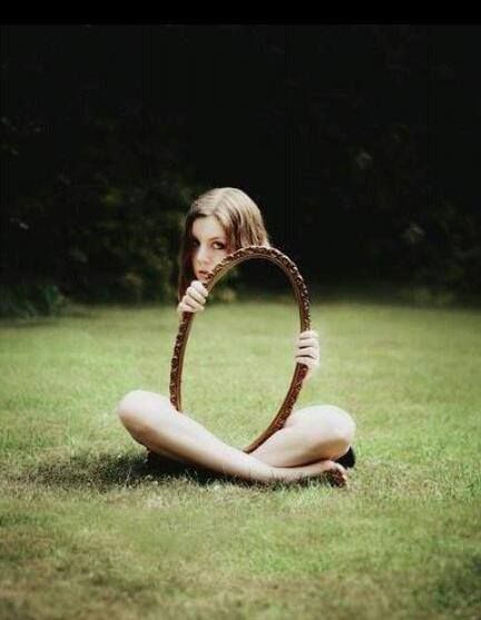 girl-mirror-illusion