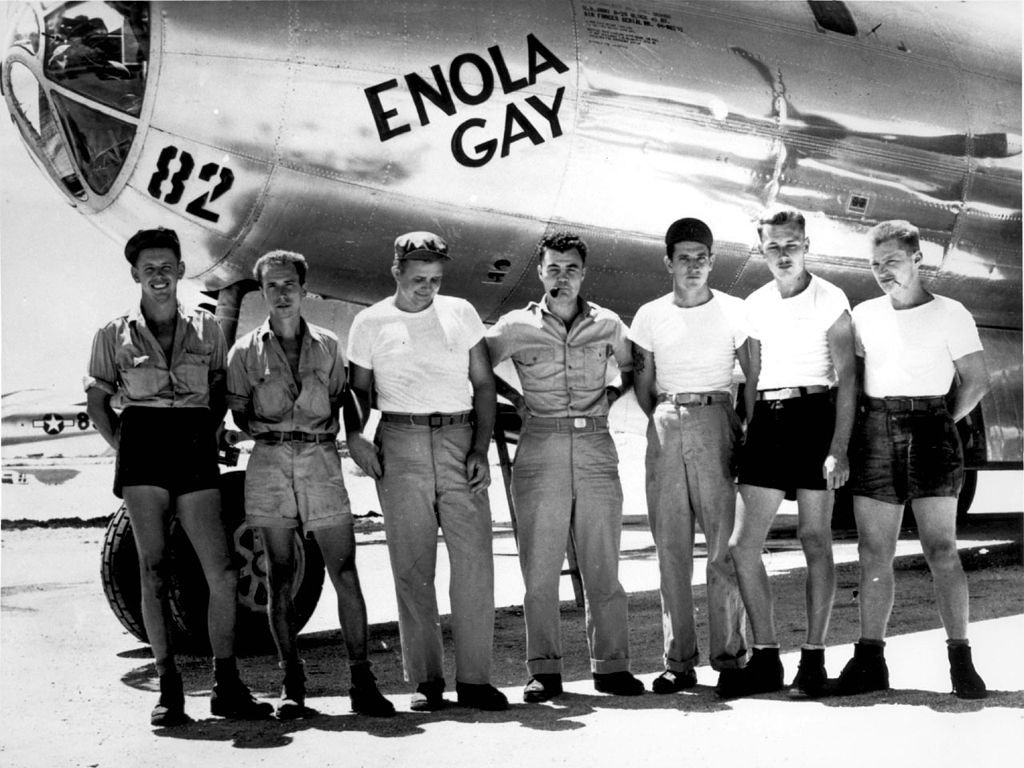 1024px-B-29_Enola_Gay_w_Crews