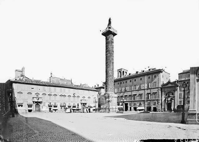 Piazza Colonna, in the background Palazzo Piombino, c. 1887.