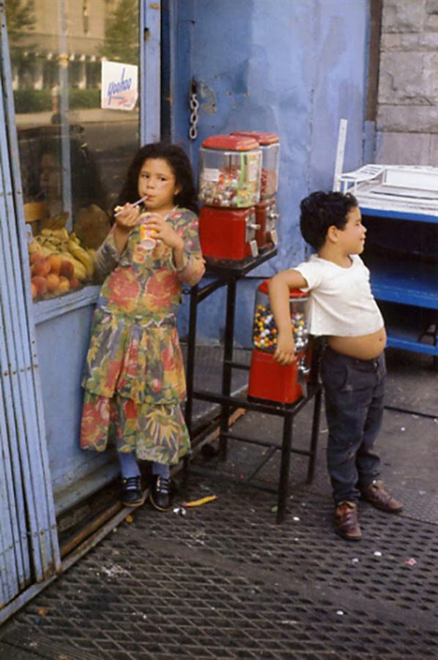 Streets Scenes of NYC in the 1970s (7)