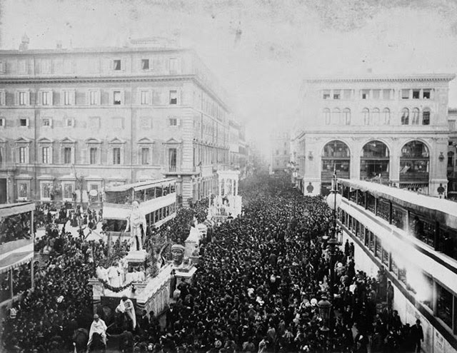 The Carnival floats parade on via del Corso, near piazza Colonna; on the right, Palazzo dei Magazzini Bocconi, 1887.