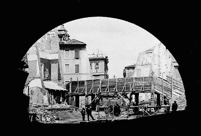 Umberto I tunnel under construction, c. 1900.