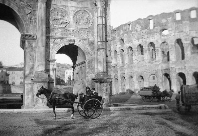 Horse carriages and monuments in Rome, Italy