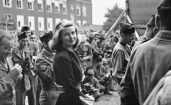 Ingrid Bergman surrounded by GIs in Berlin, 1945.