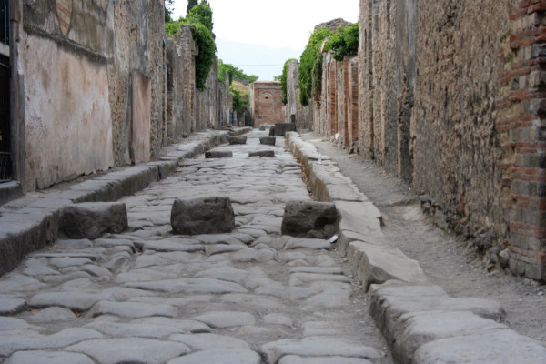 1024px-Pompeii-Street