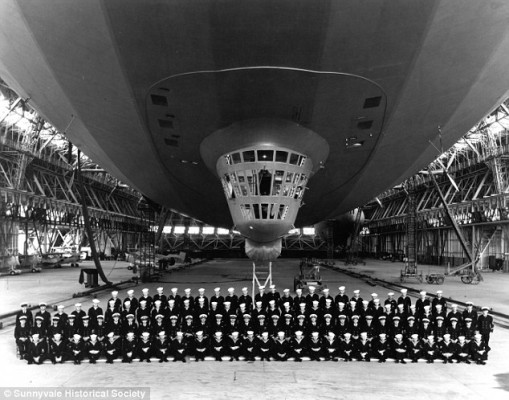 2B8F35BA00000578-3206305-USS_Macon_Crew_and_the_airship_at_Moffett_Field_California_where-a-2_1440180776914