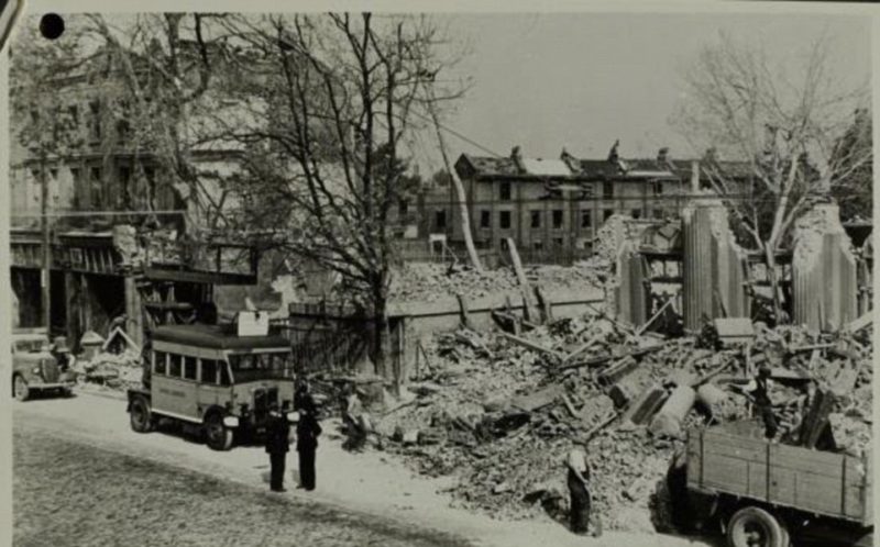 2E0943D400000578-3299970-Disaster_A_bombed_out_London_street_in_the_East_End_The_register-a-59_1446462791799