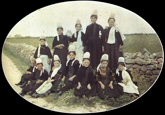 Breton group in traditional costumes, photographer Adrien, between 1907 and 1928.