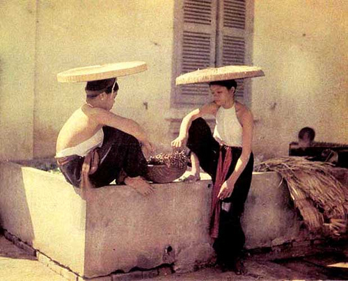 Two young girls wearing the non-ba tam