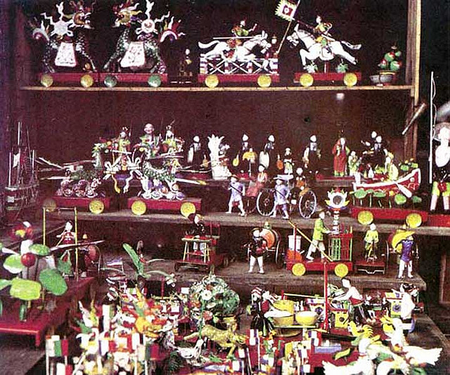 Un étalage de jouets en fer blanc vendus au moment de la fête des enfants, 1915