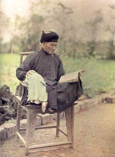 Un lettré lisant environ de Hanoi, 1915