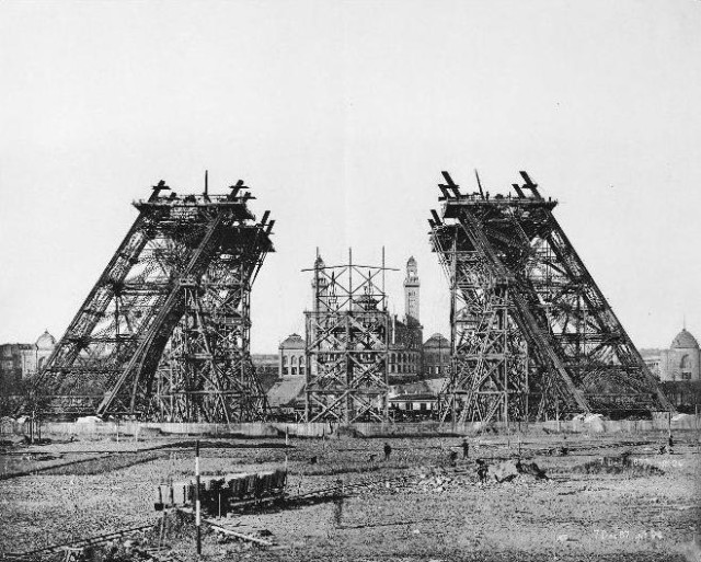 7 December 1887 Construction of the legs with scaffolding.