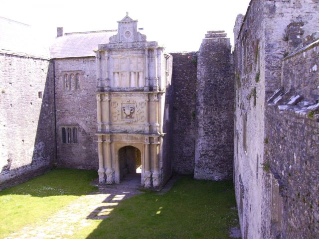 Inner courtyard and Renaissance porch Souce