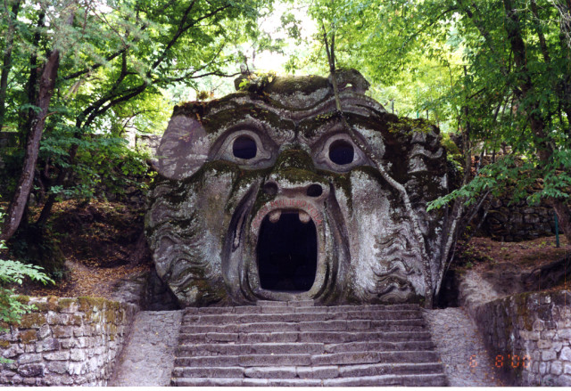 Orcus with its mouth wide open and on whose upper lip it is inscribed "All Thoughts Fly", which is illustrated by the fact that the acoustics of the mouth mean that any whisper made inside is clearly heard by anyone standing at the base of the steps. source