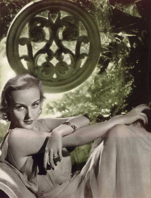Promotional photo of Carole Lombard in Argentina’s Magazine. (Printed in USA). Source