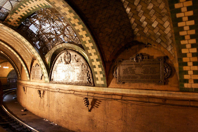 The three plaques designed by Mount Rushmore-sculptor Gutzon Borglum which commemorate the building of the Interborough Rapid Transit line, of which City Hall Station was the original southern terminus, opening in 1904. Author: Julian Dunn – CC BY 2.0