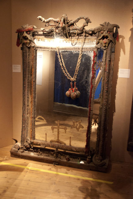 Vodou_mirror_museum_exhibit