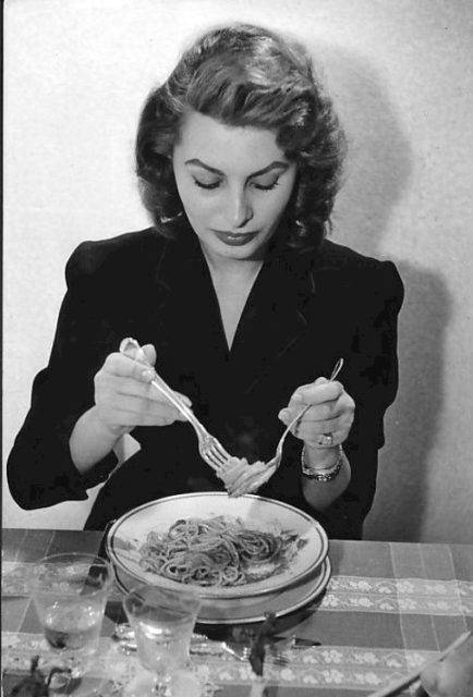 Photo of Sophia Loren eating spaghetti.