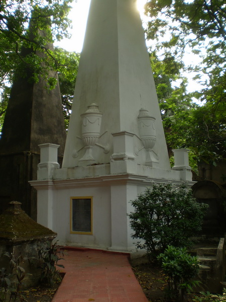 The-tomb-of-Sir-William-Jones..Source