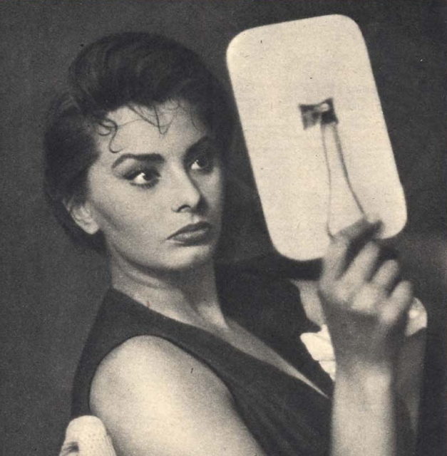 Italian actress Sophia Loren in Comacchio, in the set of the Italian film La donna del fiume.Source