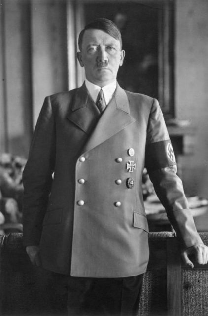 Adolf Hitler By Bundesarchiv, Bild 183-H1216-0500-002 / CC-BY-SA 3.0, CC BY-SA 3.0 de, https://commons.wikimedia.org/w/index.php?curid=5363989