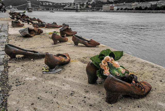 The memorial was erected on April 16, 2005 and all these different shoes represent the different individual Jews who were murdered on the riverbanks. Flowers and other gifts were put in the shoes to honor the victims. Author: Robert Montgomery – CC BY 2.0