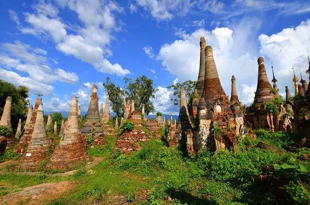 Crumbling Zedi of Shwe Inn Thein Paya. Prashant Ram.Flickr. CC BY-ND 2.0