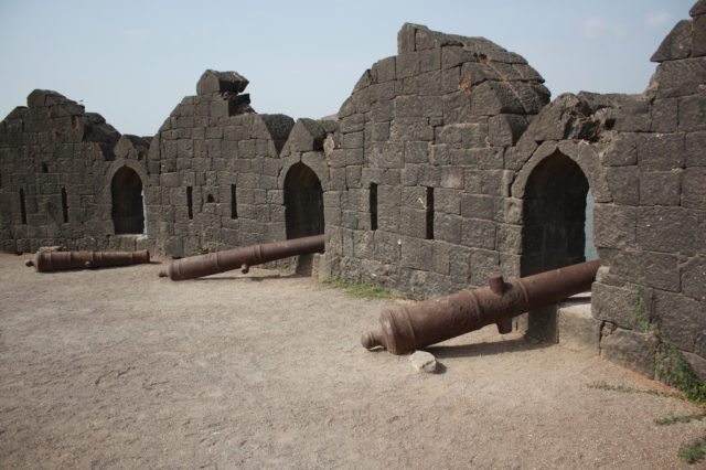 During its peak of glory the island fort boasted of having 572 cannons. These cannons were said to be feared for their shooting range. By Vikas Rana/Flickr/CC BY 2.0