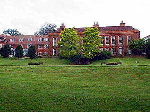 Frognal House, formerly Queen Mary's Hospital, in 2002. By Eltharian at the English language Wikipedia, CC BY-SA 3.0, https://commons.wikimedia.org/w/index.php?curid=19988561
