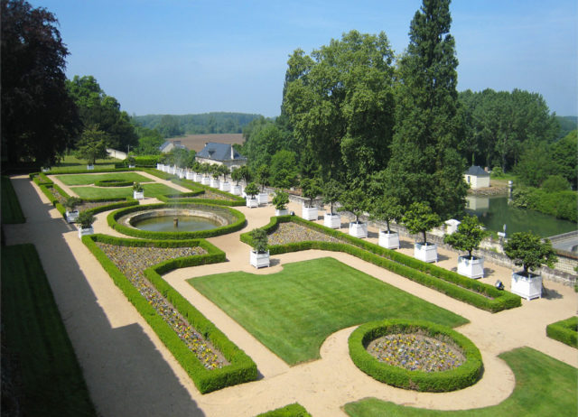 In summer orange trees in caisses line the terrace parterre.
