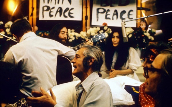 Leary, John Lennon, Yoko Ono and others recording "Give Peace A Chance". By Roy Kerwood - Originally uploaded to English Wikipedia by Roy Kerwood, CC BY 2.5, https://commons.wikimedia.org/w/index.php?curid=856687