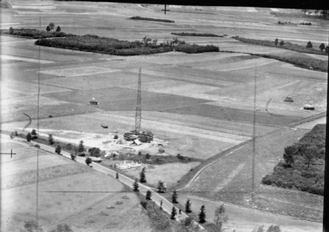 Aerial of a light mobile Gee station operating in a field near Roermond, Holland. These forward stations provided Gee coverage deeper into Germany, as well as strong signals for aircraft returning to bases in Holland. Source