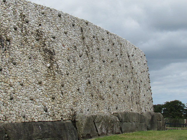 Quartz facade with granite stones. Source