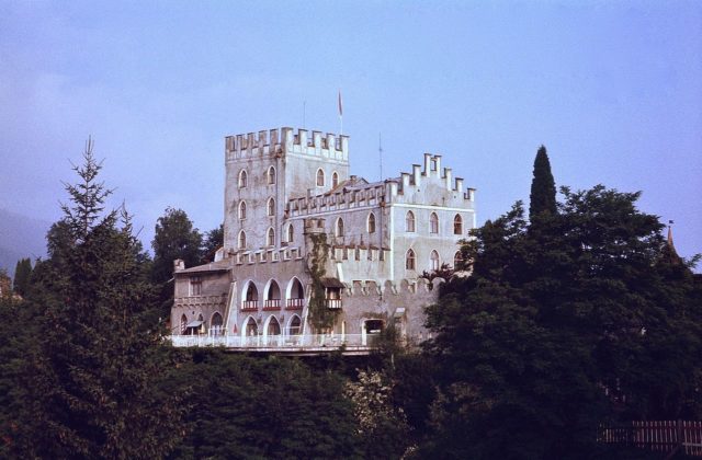 Schloss Itter (Itter Castle) viewed from the east-southeast in 1979. This media shows the protected monument with the number 39466 in Austria.By Steve J. Morgan, CC BY-SA 3.0, https://commons.wikimedia.org/w/index.php?curid=34612836
