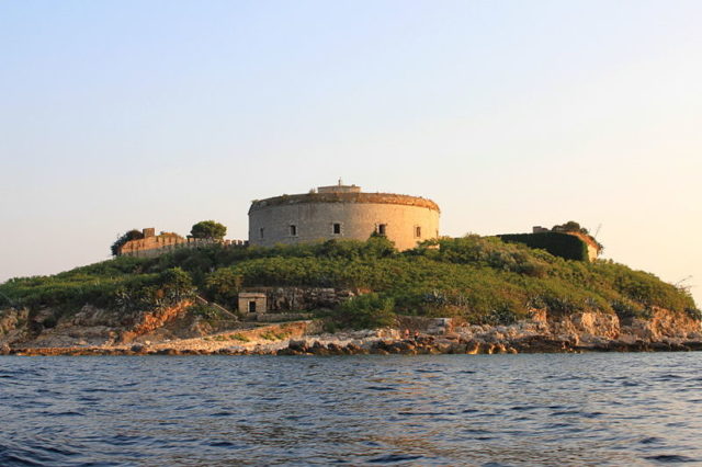 The rocky isle of Lastavica is of a circular shape and with a diameter of about 200m. By Hons084 / Wikimedia Commons, CC BY-SA 4.0